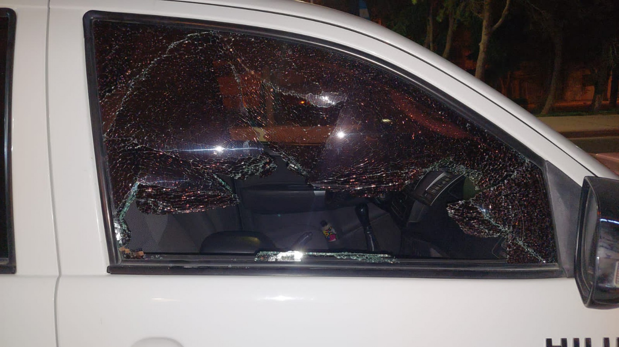 Dos menores rompieron una camioneta y ¿qué se llevaron?