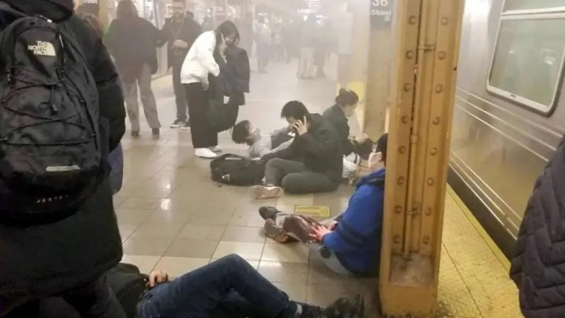 Horror en un subte de Nueva York: un muerto y cinco heridos en un tiroteo