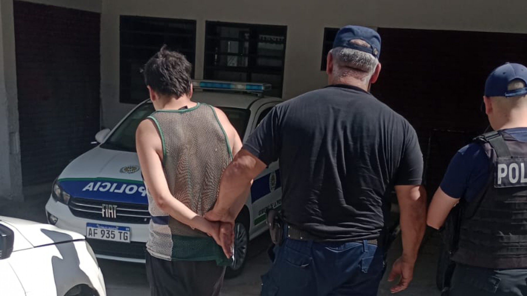 Intentaba robar autos, lo detuvieron y descubrieron que tenia pedido de captura