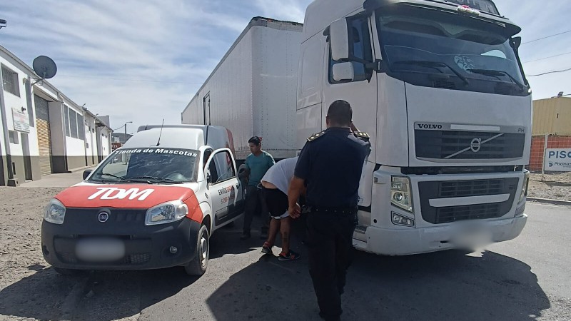 Accidente de tránsito en la colectora de Yrigoyen