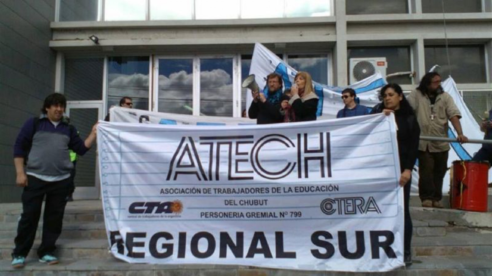La ATECH lanzó un fuerte comunicado denunciando la emergencia edilicia en escuelas del Chubut