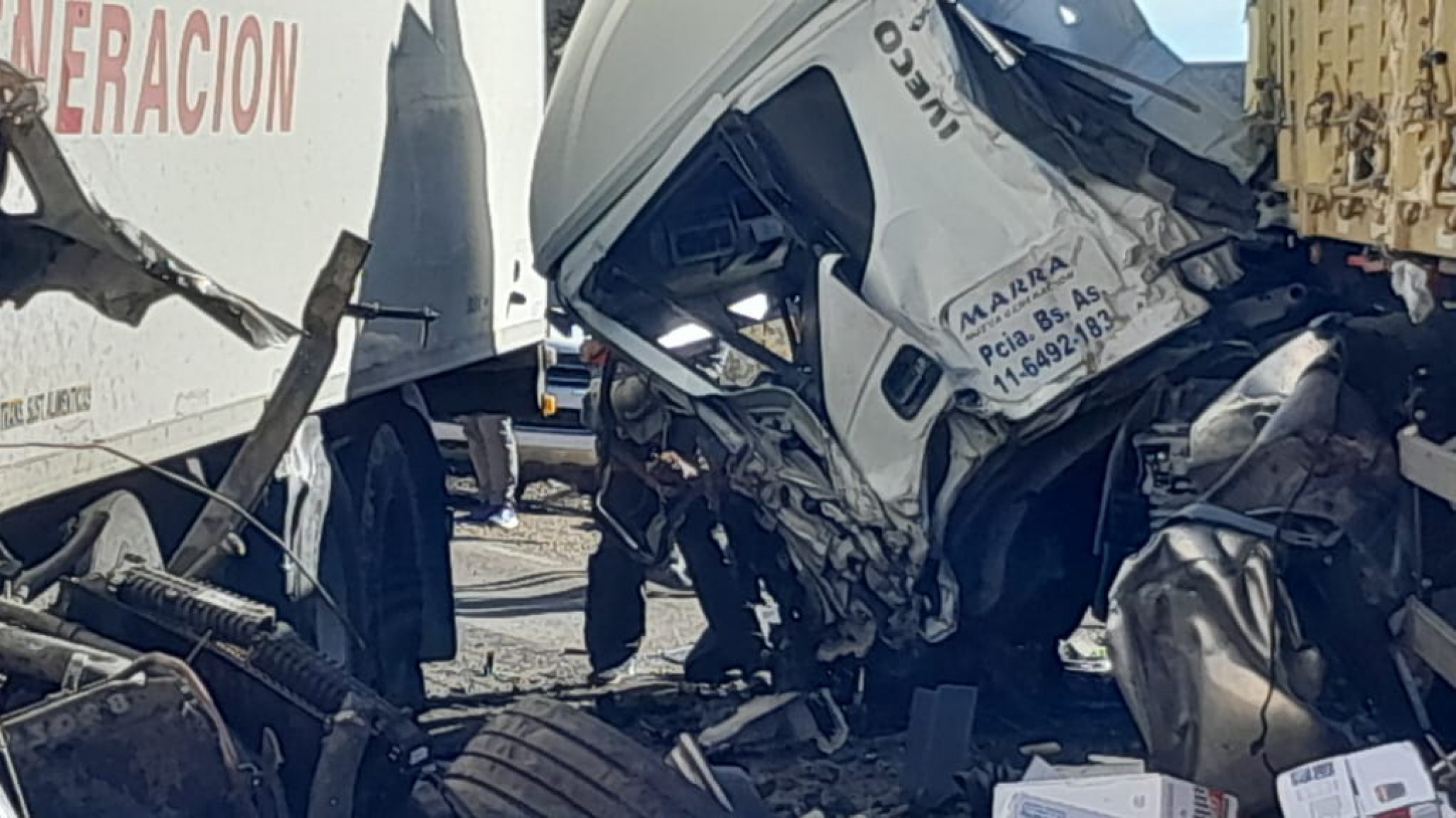 AHORA: violento choque entre dos camiones deja un herido