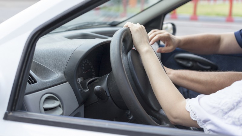 Se ofreció a enseñarle a manejar y abusó sexualmente de él: la denuncia