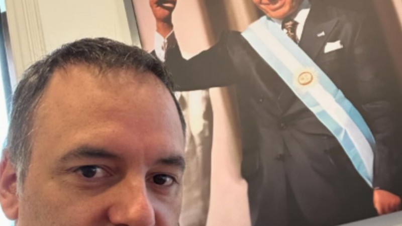 Adorni mostró el cuadro de Menem como un prócer y lo mataron hasta los libertarios