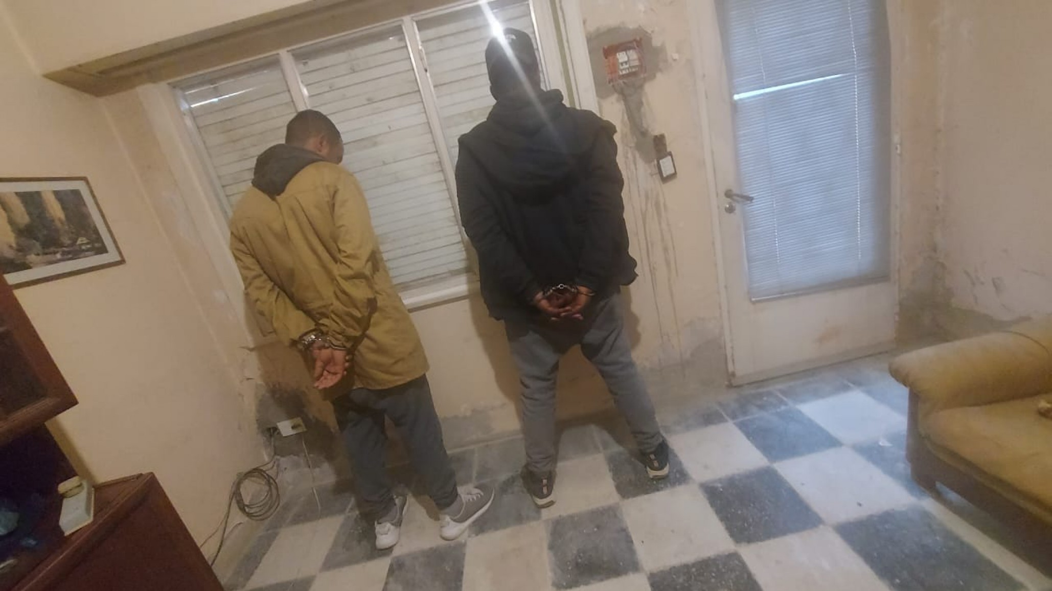 Dos extranjeros detenidos por robar en una casa en venta ¿por qué los reconoció el dueño?