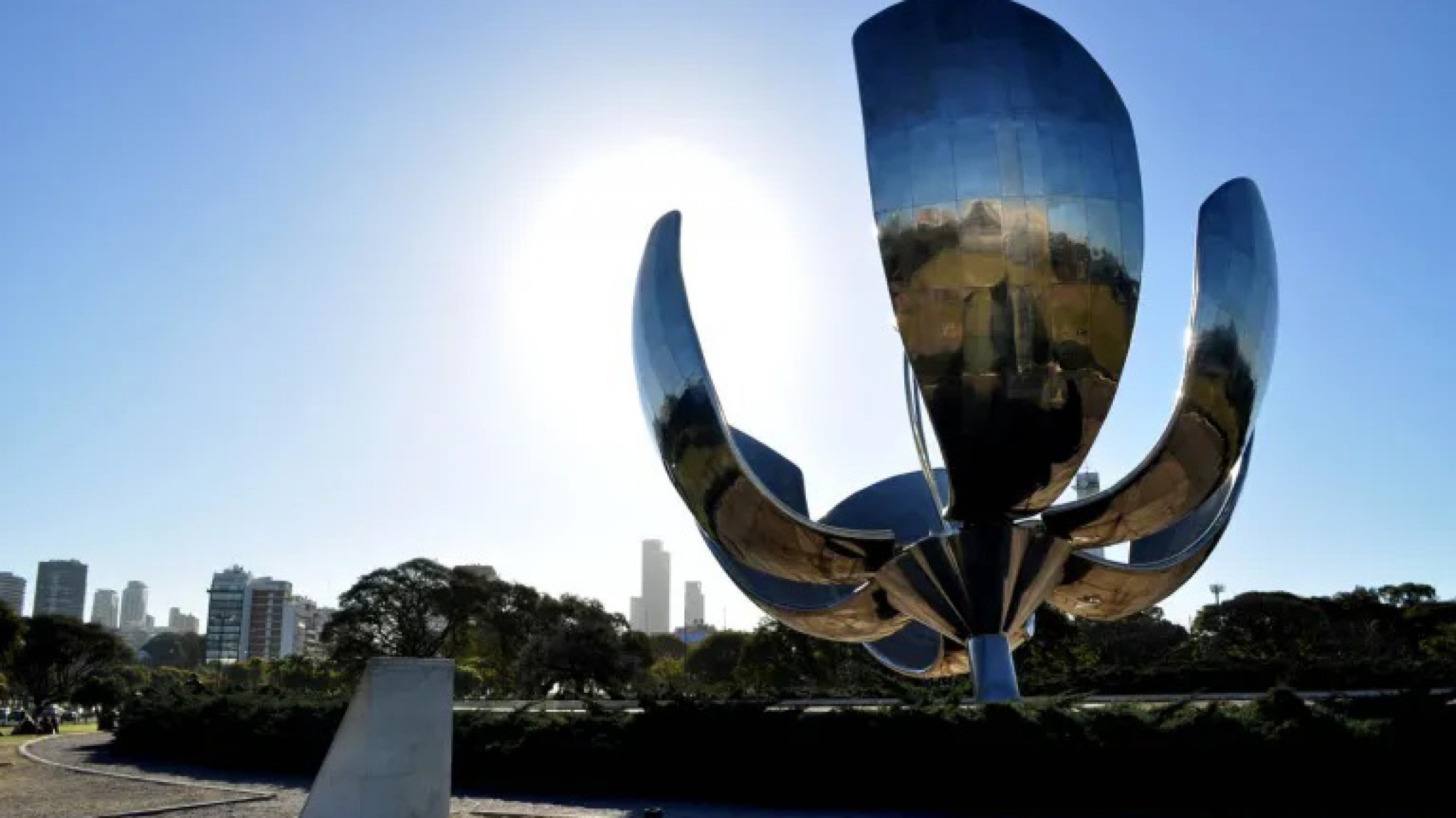 La famosa flor de metal de Buenos Aires será abierta en su totalidad: los motivos