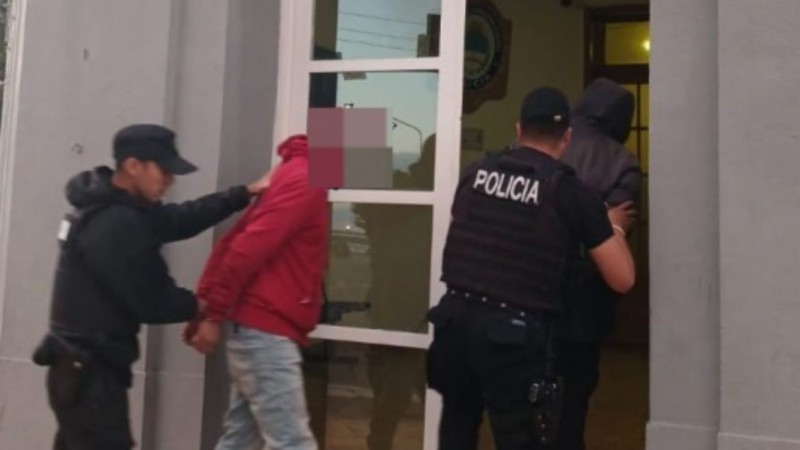 Dos hombres le robaron el celular a un menor y fueron detenidos