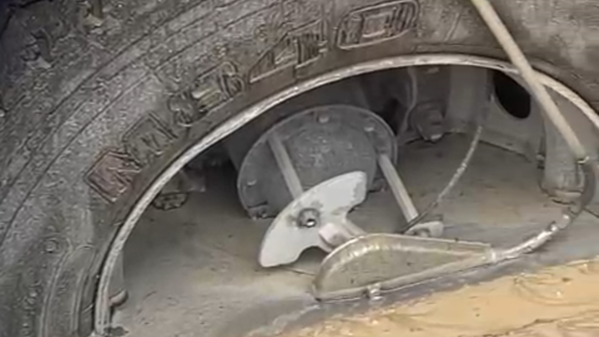 ¡Increíble! Cedió el asfalto y un colectivo quedó incrustado