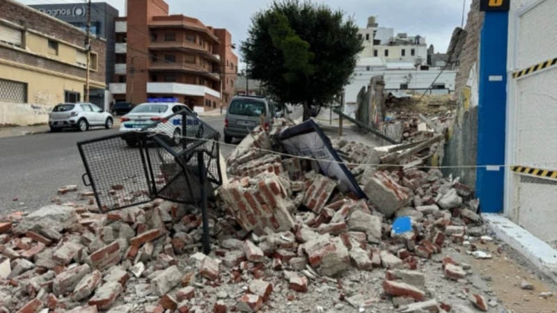 Construcción abandonada colapsó por el viento en el centro de la ciudad