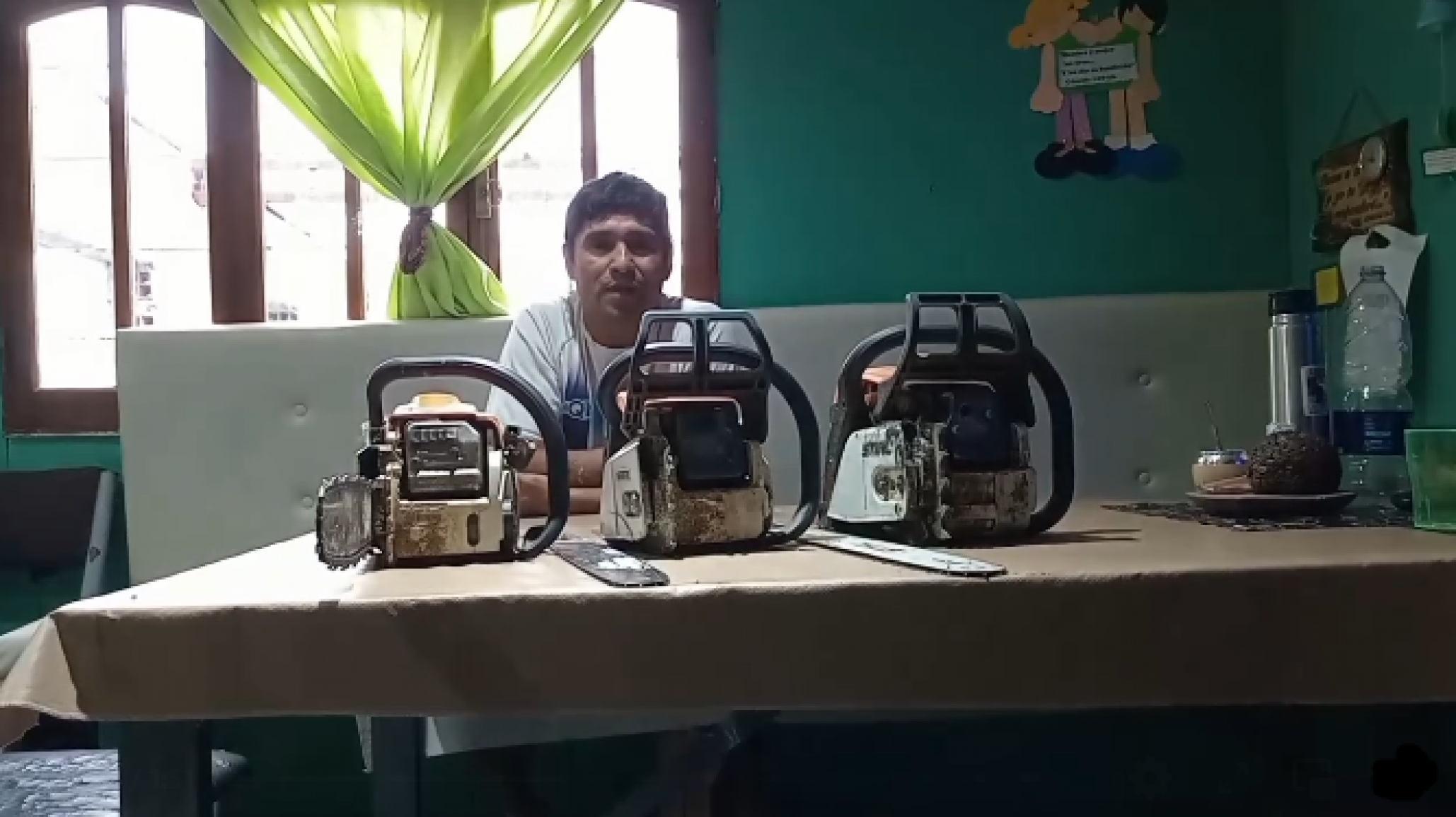 José Luis corta y entrega leña a familias necesitadas y pide colaboración para el traslado