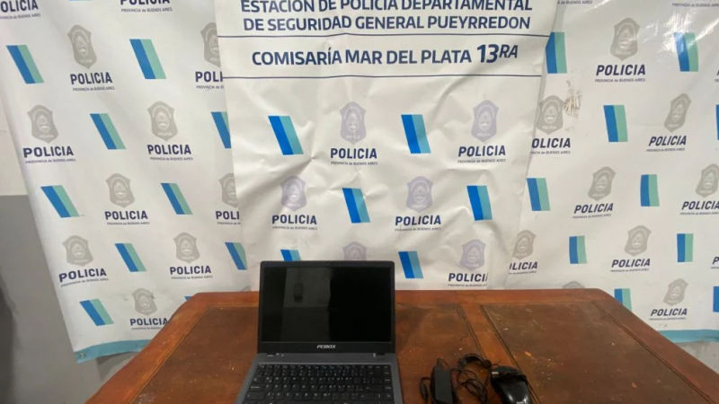 Robaron dos cascos, intentaron venderlo en Marketplace y terminaron detenidos