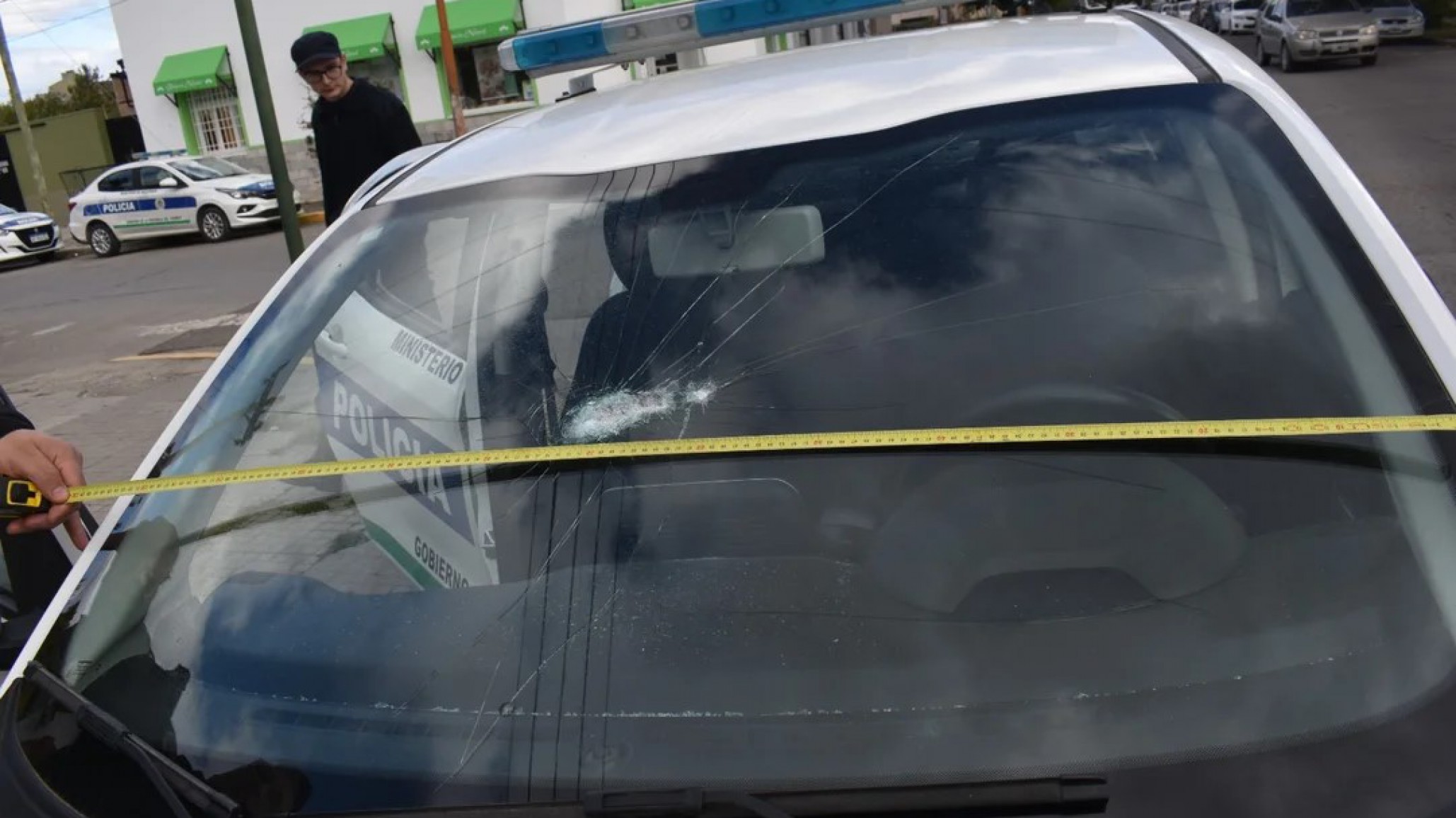 Una pelea callejera en Esquel terminó con un policía lesionado y varios detenidos