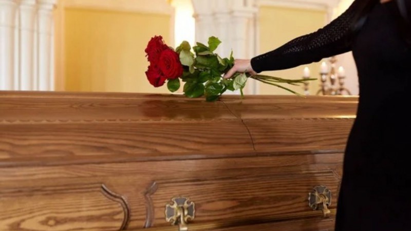 La travesura funeraria que se hizo viral: Cuando el tamaño importa más de lo que se cree