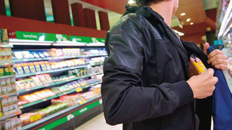 Dos albañiles robaron distintas piezas de carne de un supermercado