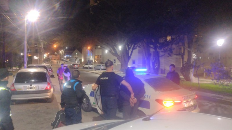 La policía detuvo a un hombre que se estaba robando un matafuego de una camioneta