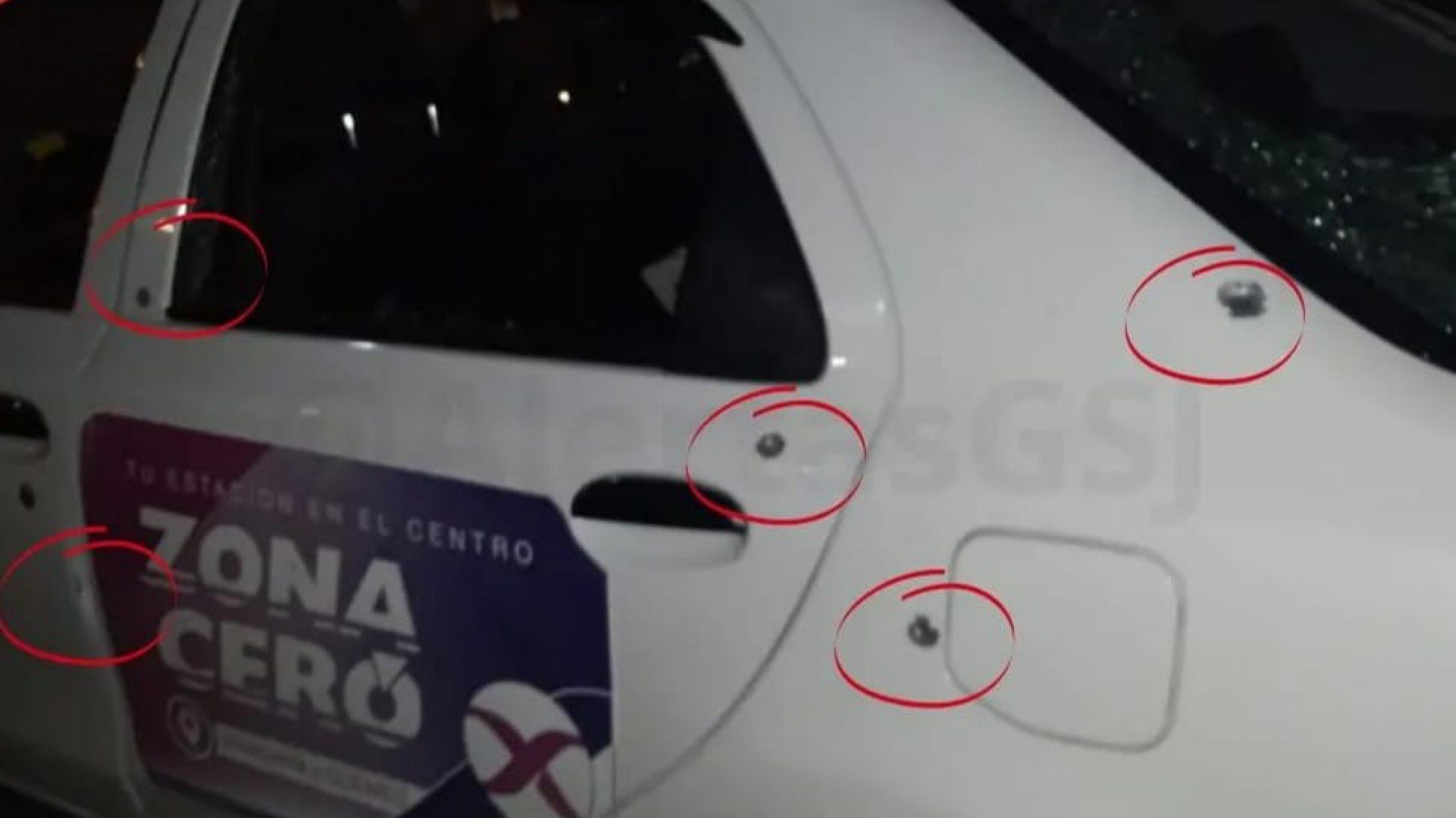 Un taxista fue a buscar un pasajero y en ese lugar le habrían disparado 9 veces al auto