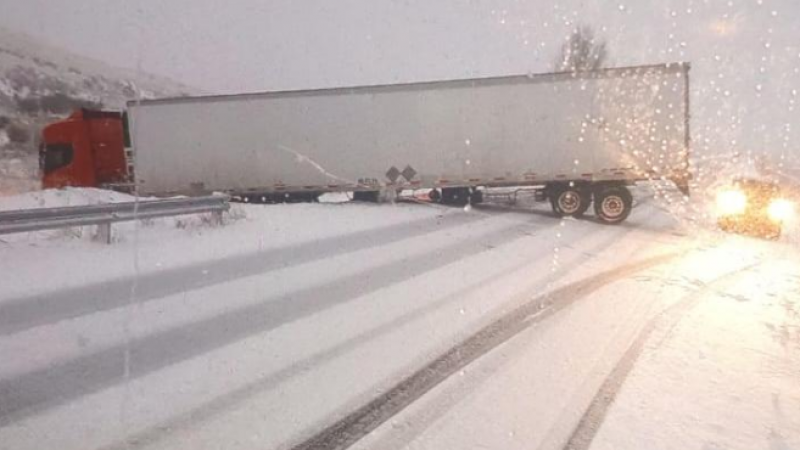Despistó un camión chileno en la ruta 40 por acumulación de nieve