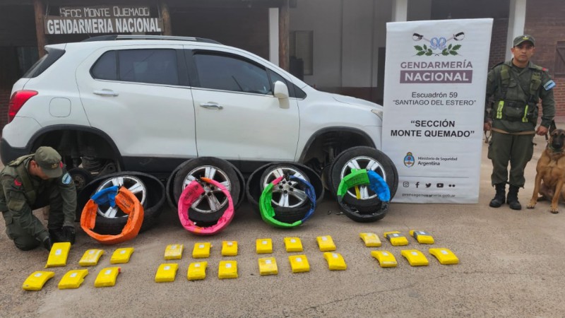 Gendarmería secuestró más de 24 kilos de cocaína, ocultos en las cubiertas de una camioneta