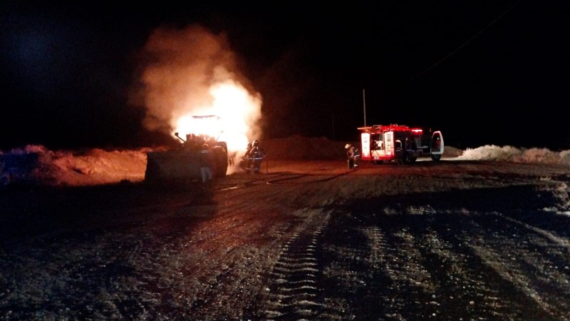 Madrugada de fuego: Maquinaria ardió en una Cantera tras problemas eléctricos