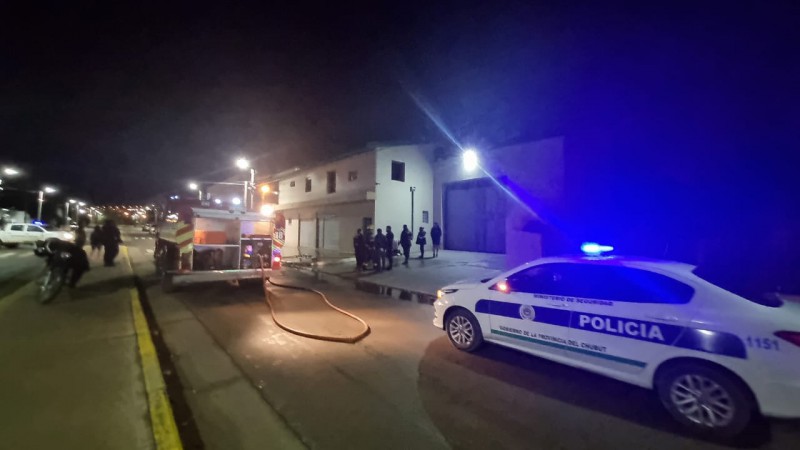 Se incendió una habitación y el propietario de la casa sofocó llamas hasta la llegada de los bomberos
