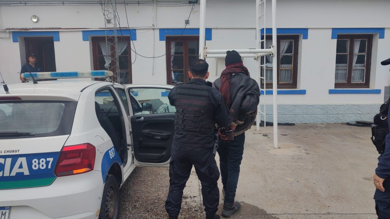 Entró al supermercado, ocultó embutidos debajo de su ropa y evitó la línea de cajas