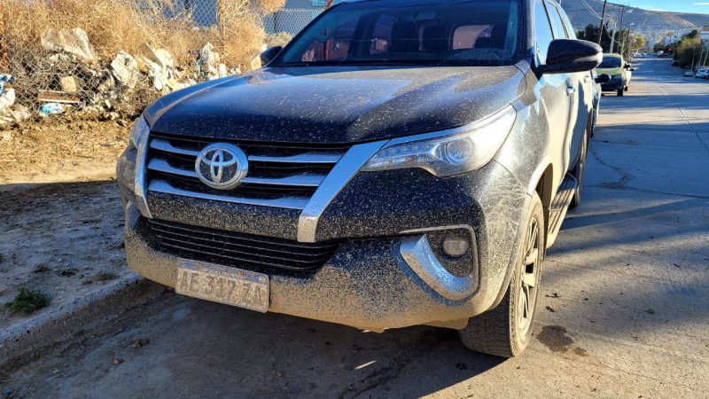 Manejaba una camioneta con pedido de secuestro de una empresa, la tuvo que entregar y se fue a pie
