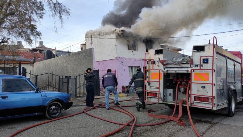 Tres dotaciones de bomberos trabajaron en incendio: "A cuatro cuadras se veía el fuego en toda la parte de arriba"