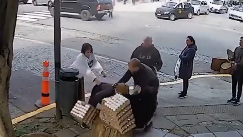 Día de furia: Se enojó con un vendedor ambulante y le rompió todos los maples de huevos