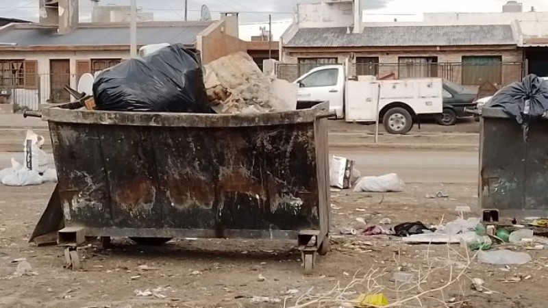 Vecinos del Barrio 30 de Octubre reclaman por la basura que dejan supermercados y carnicerías en los contenedores: "Somos una sucursal del basural"