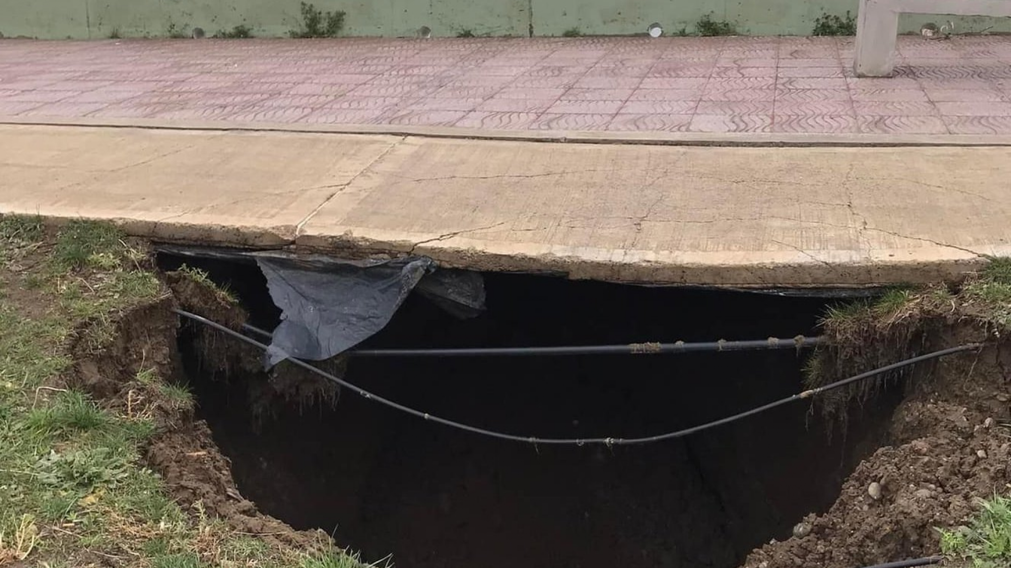 Ojo al transitar: Hundimiento en avenida Yrigoyen deja veredas al aire y mangueras expuestas