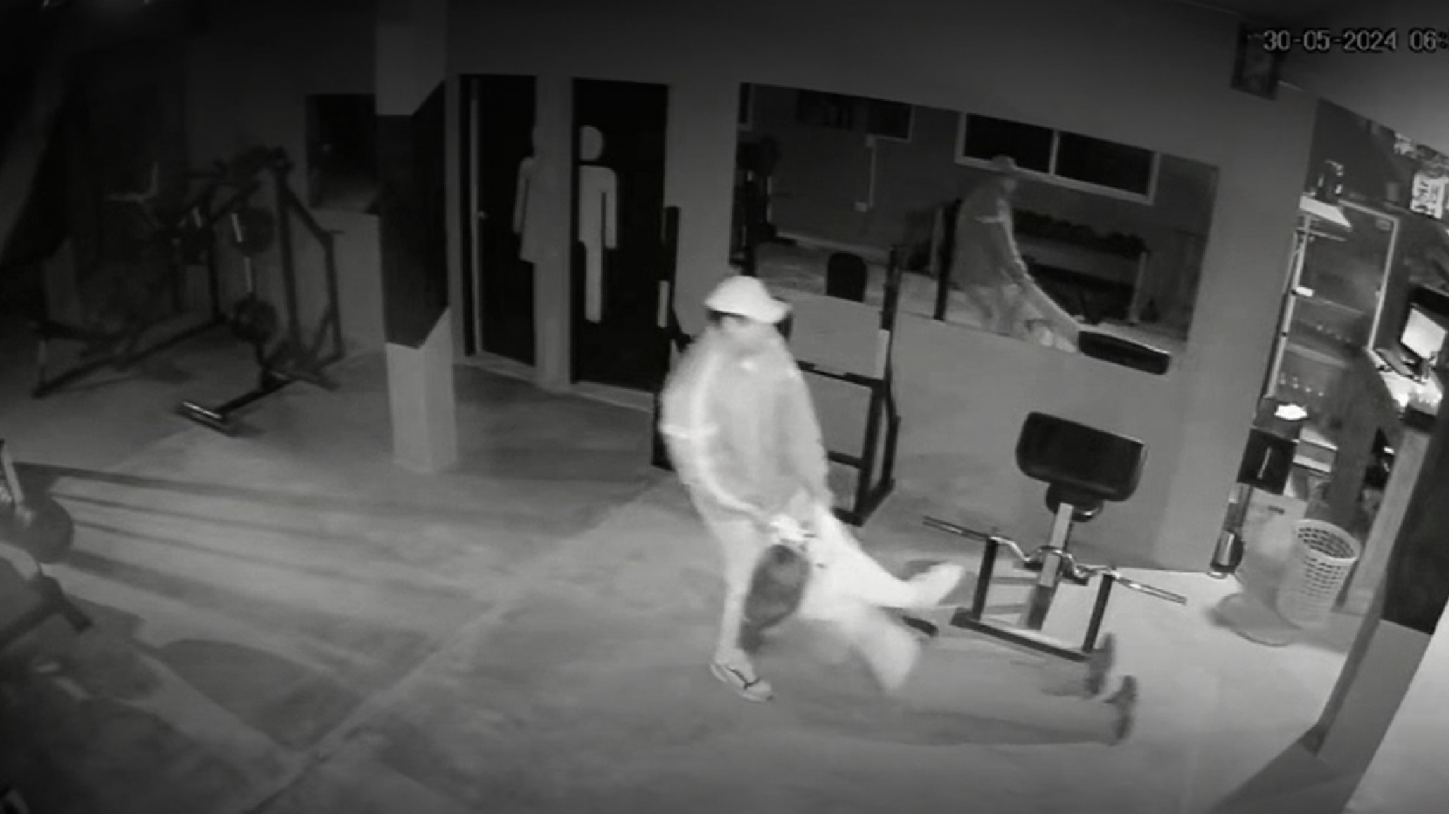 Se escondió en el trabajo de su ex y la atacó salvajemente hasta dejarla incosciente