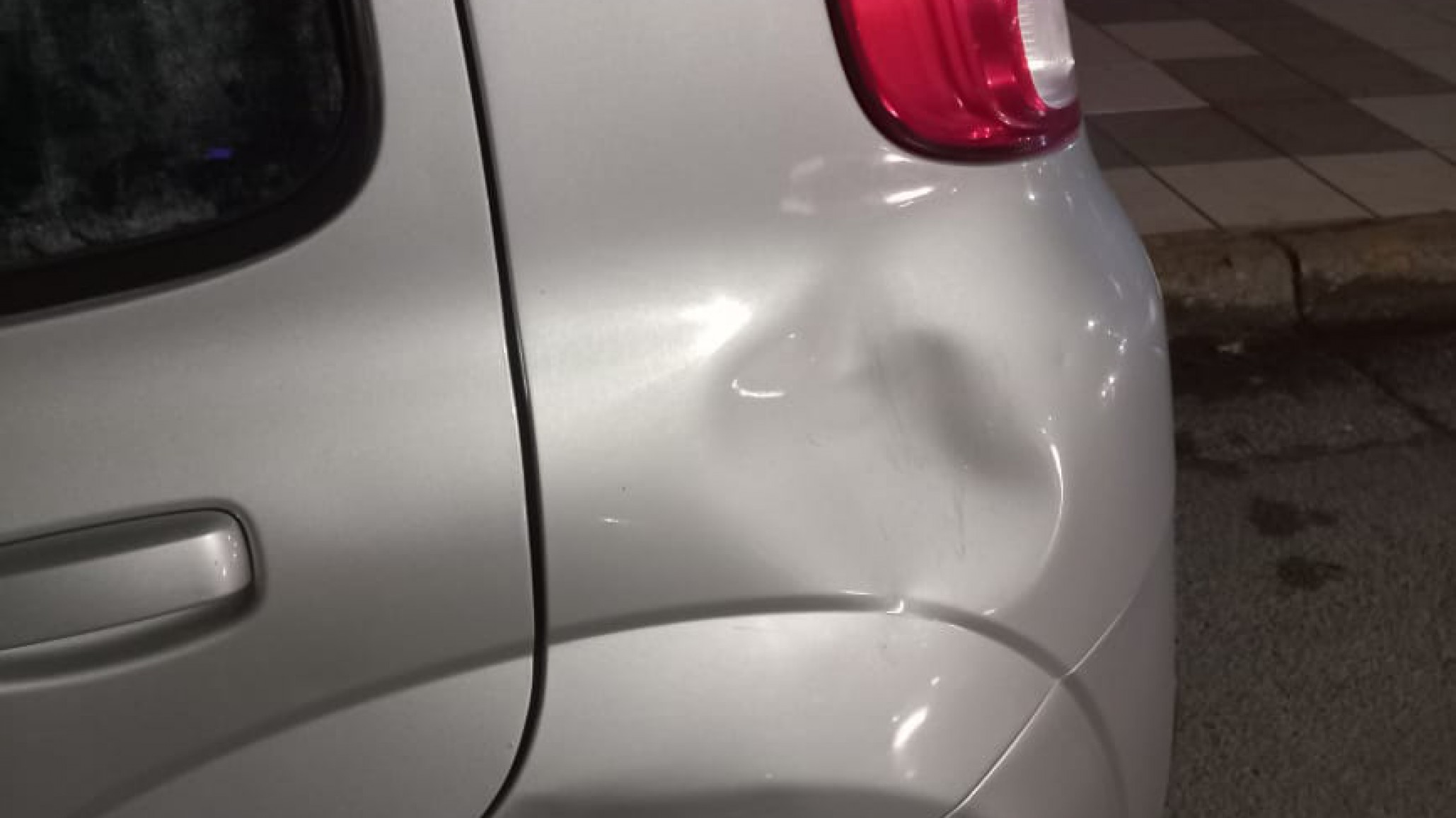 Un hombre le pidió dinero a una mujer en la plaza Scalabrini, ella se negó y él le abolló el auto a las patadas