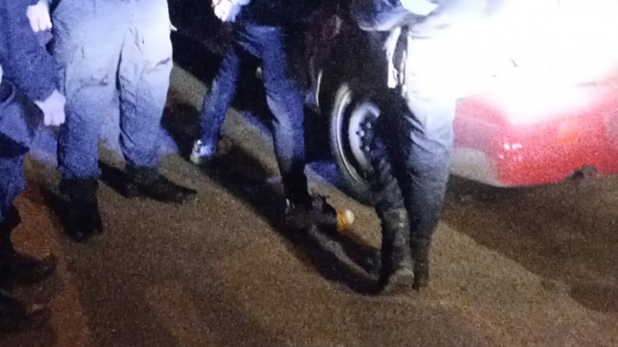 Padre e hijo aprehendieron a un hombre que quiso robar pertenencias de su auto