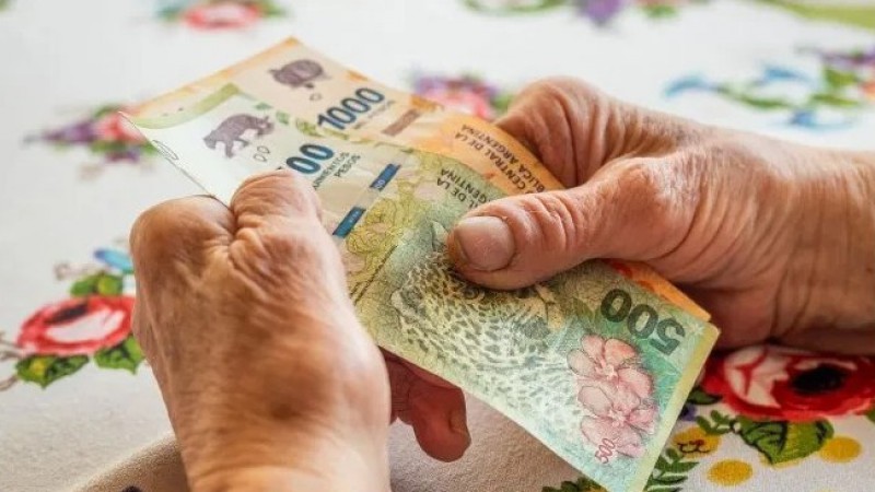 Cómo solicitar un bono de $98.000 en julio para jubilados y pensionados
