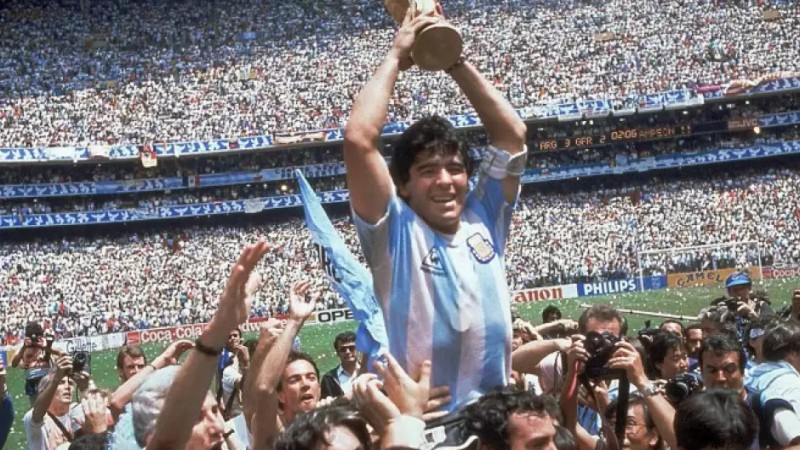 Subastan una camiseta histórica de Diego Maradona usada en el mundial de México 1986