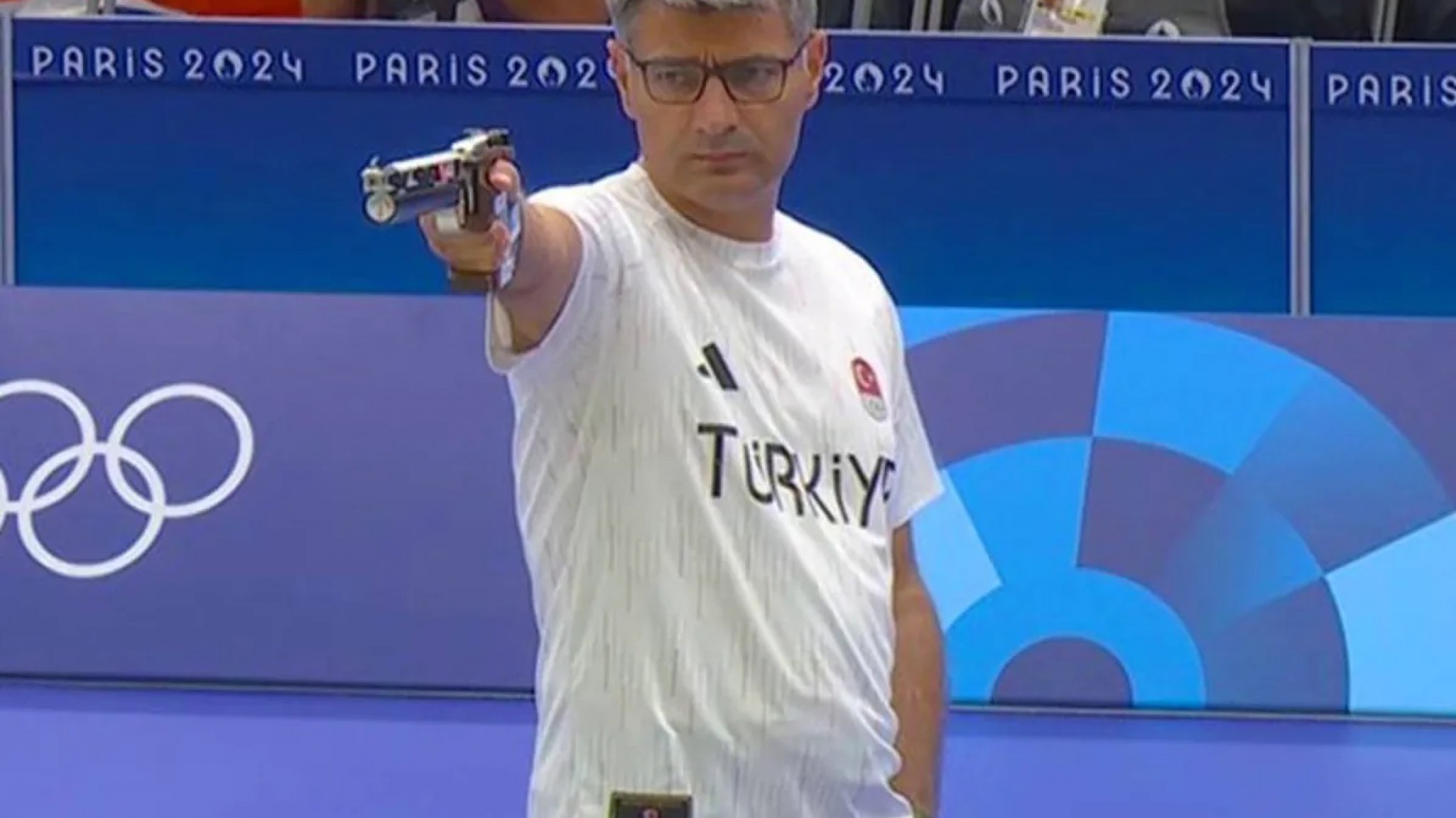 Yusuf Dikec: El tirador turco que revoluciona el tiro deportivo con su estilo único