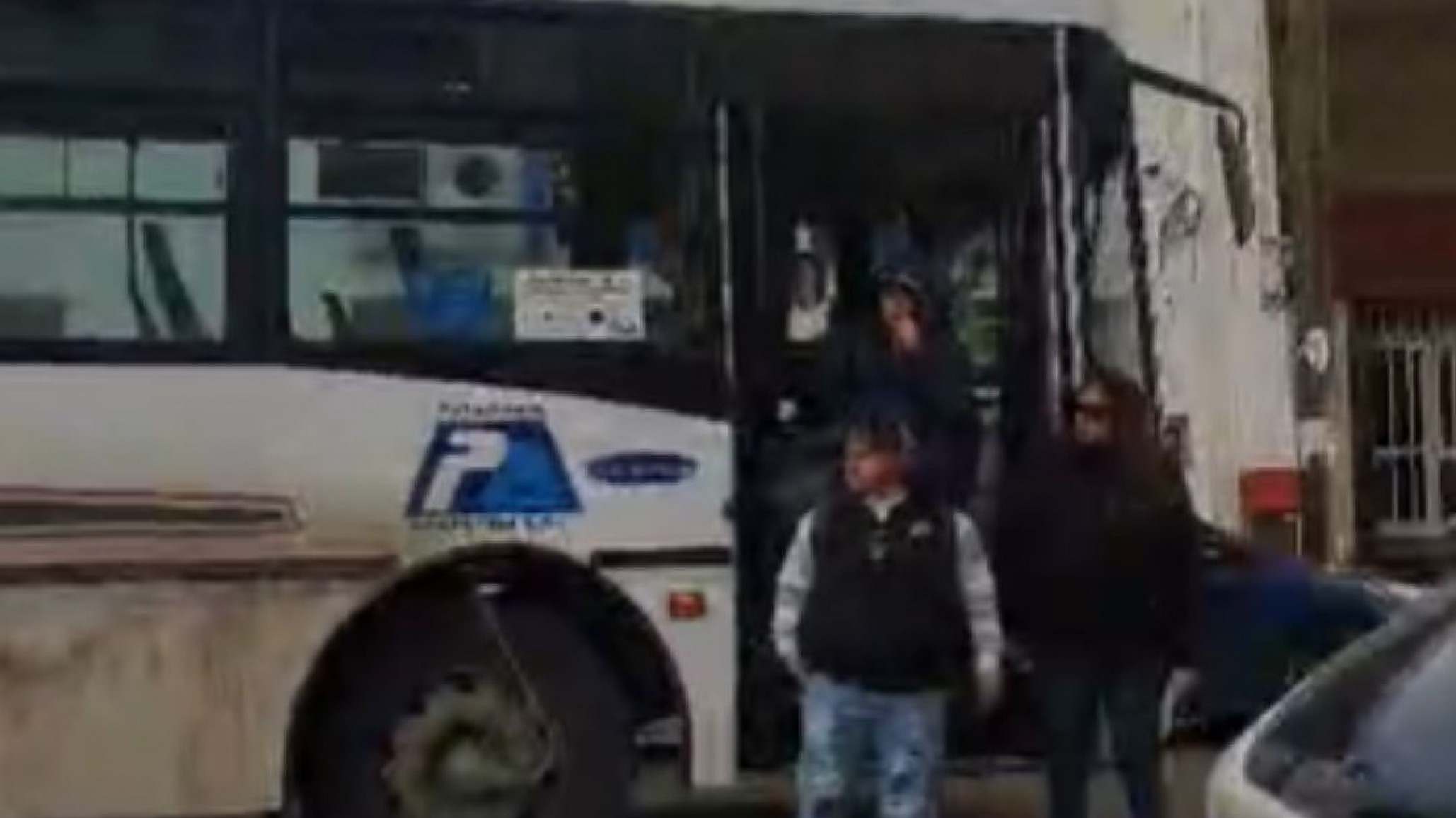 Colectivo chocó a camioneta frente al Municipio por estacionamiento en doble fila