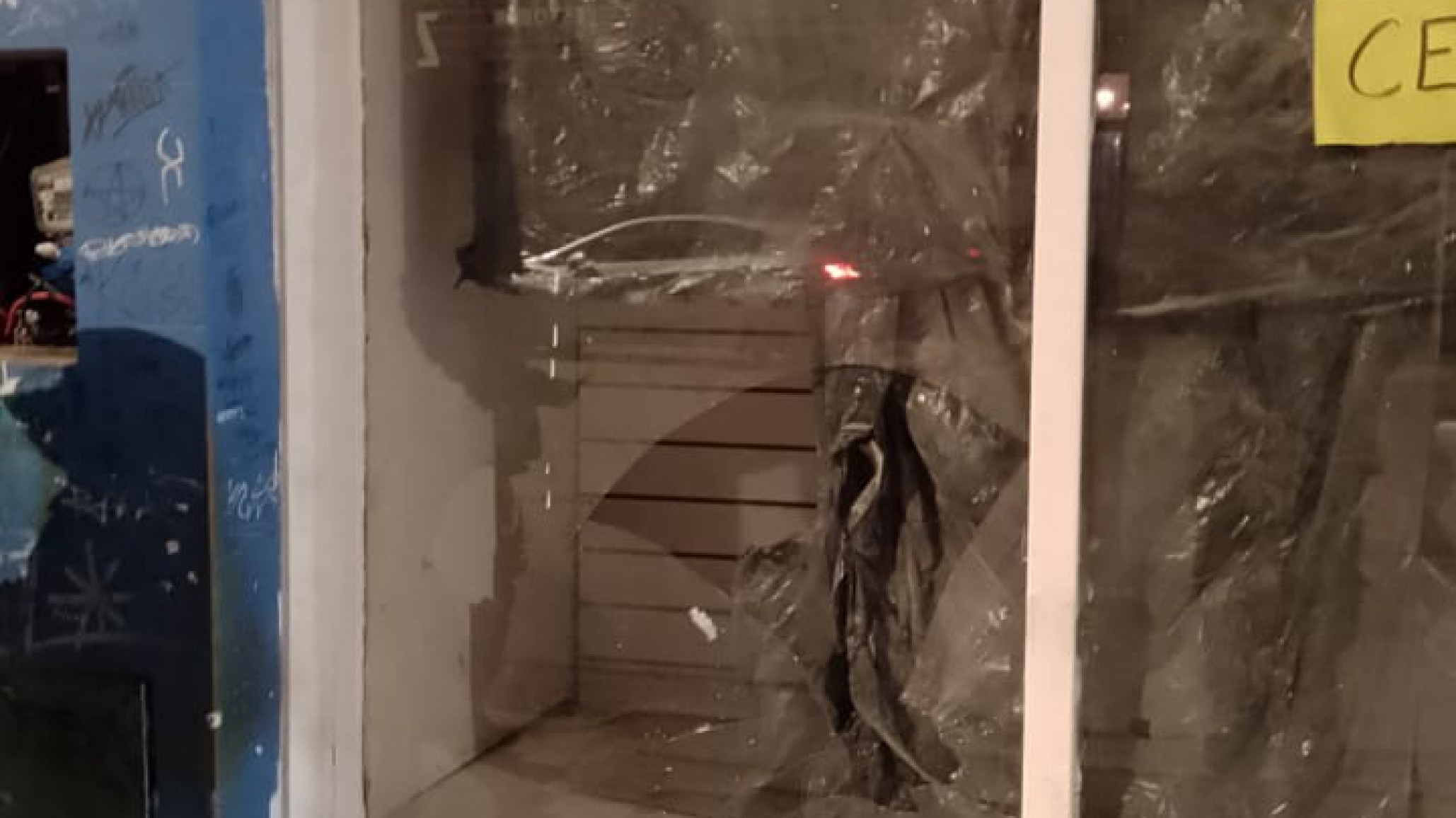 Detuvieron a un hombre que rompió la vidriera de un comercio inhabilitado