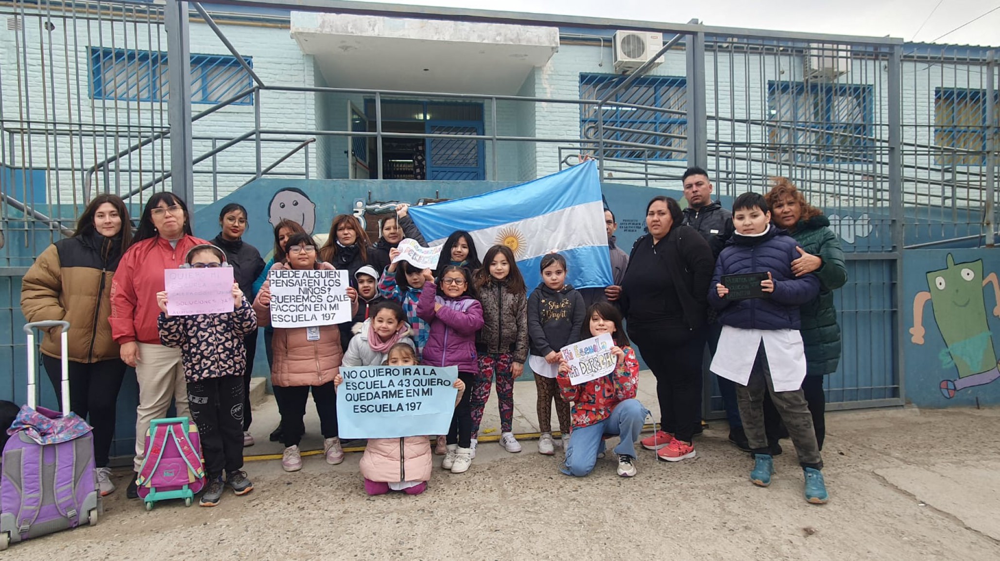 Padres y alumnos de la escuela 197 exigen soluciones, hartos de los problemas edilicios