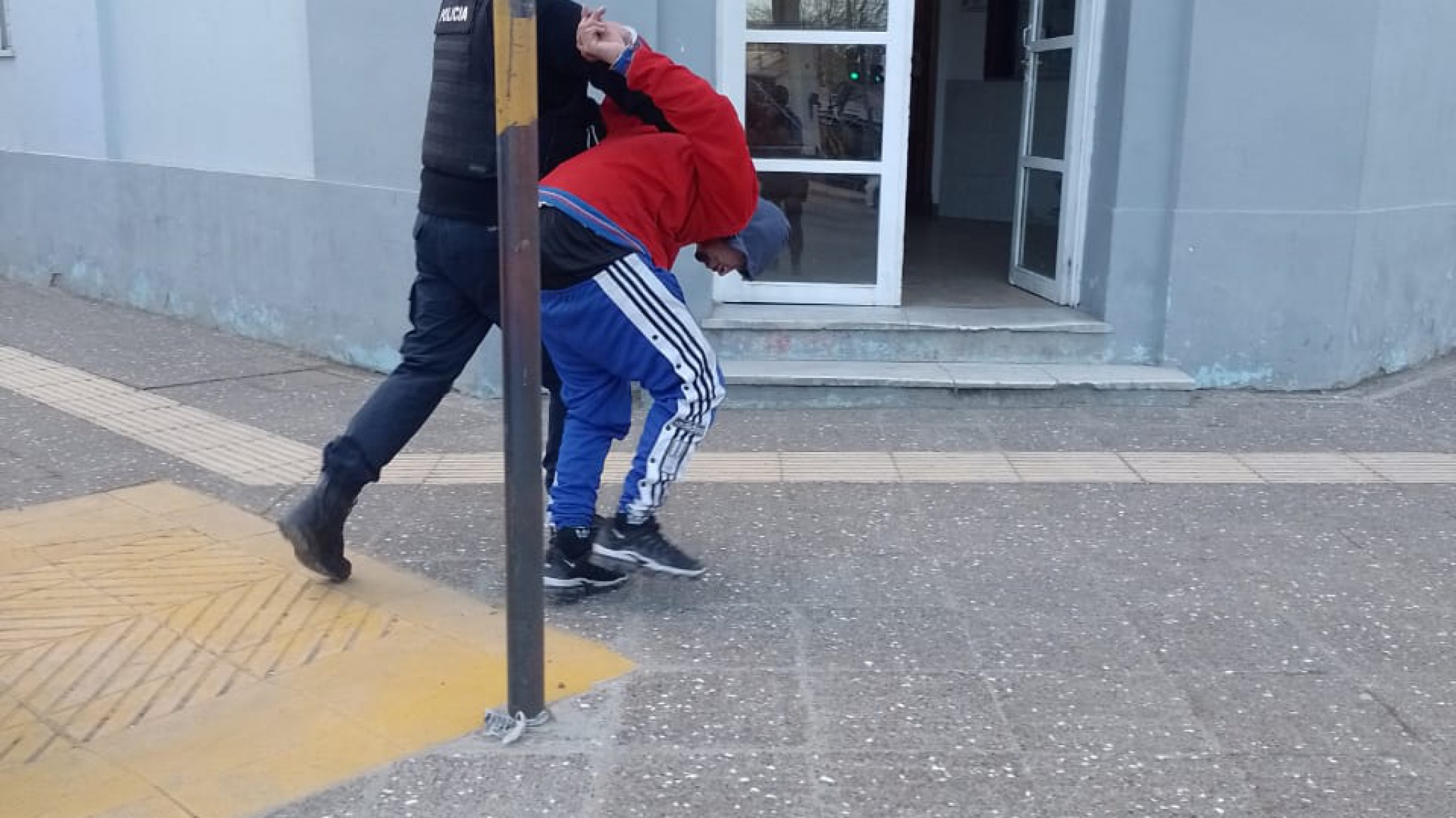 Le robaron el celular a un estudiante cerca de la escuela y los atraparon en la Terminal