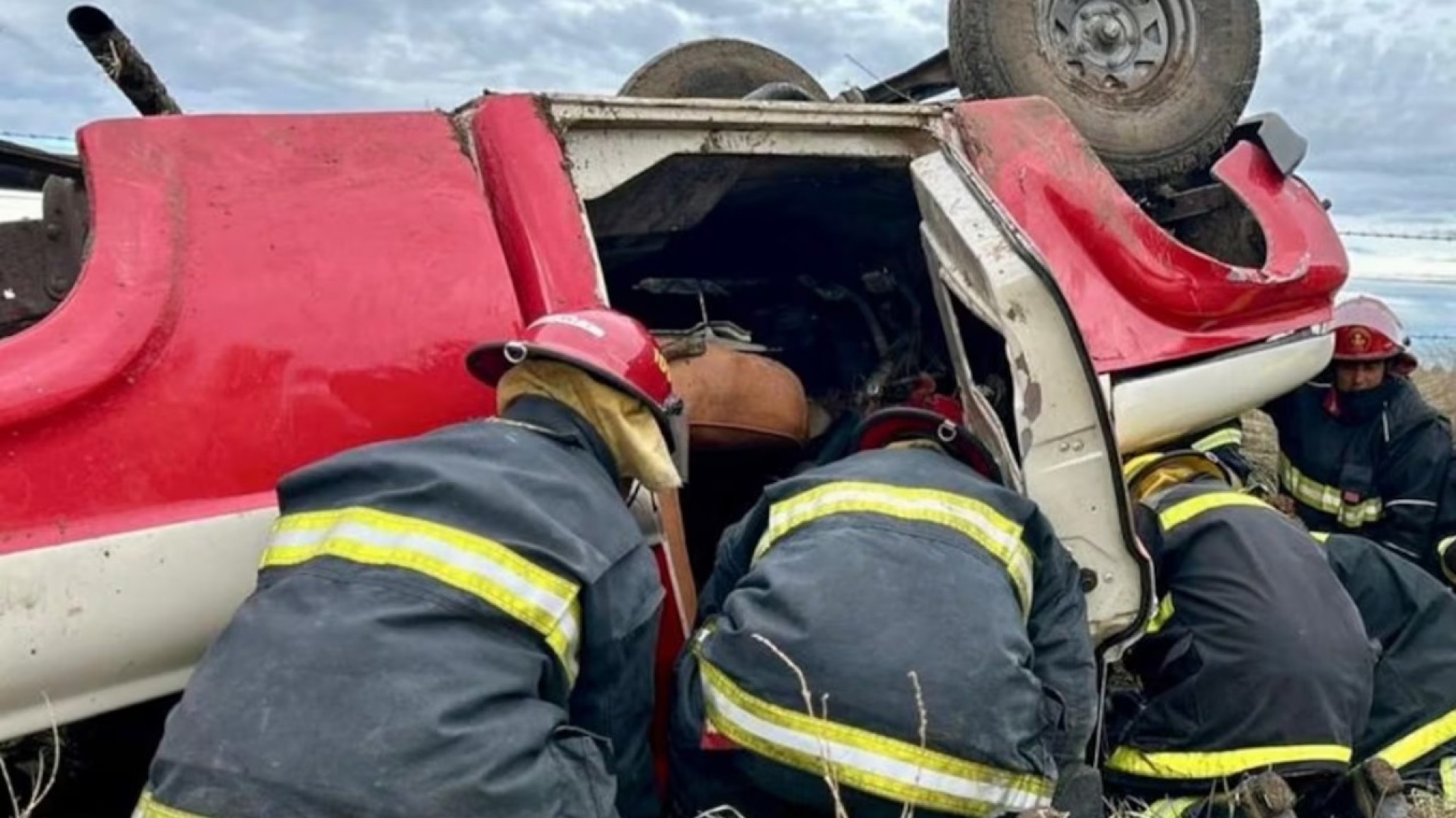 Tras volcar, un joven falleció por quedar atrapado bajo la camioneta: la familia denuncia al conductor por abandono