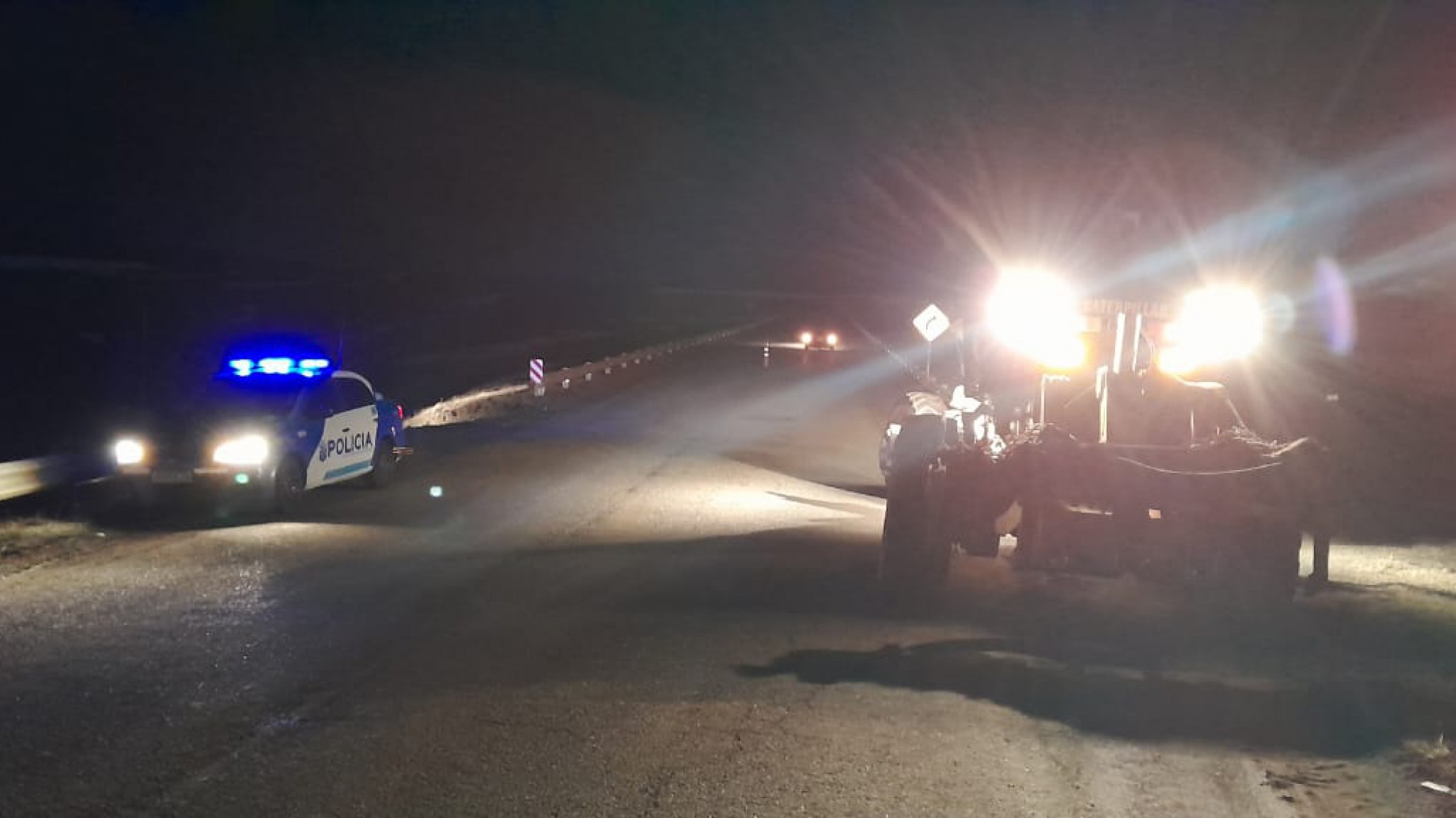 Rescatan a una familia atrapada en el barro de un camino rural