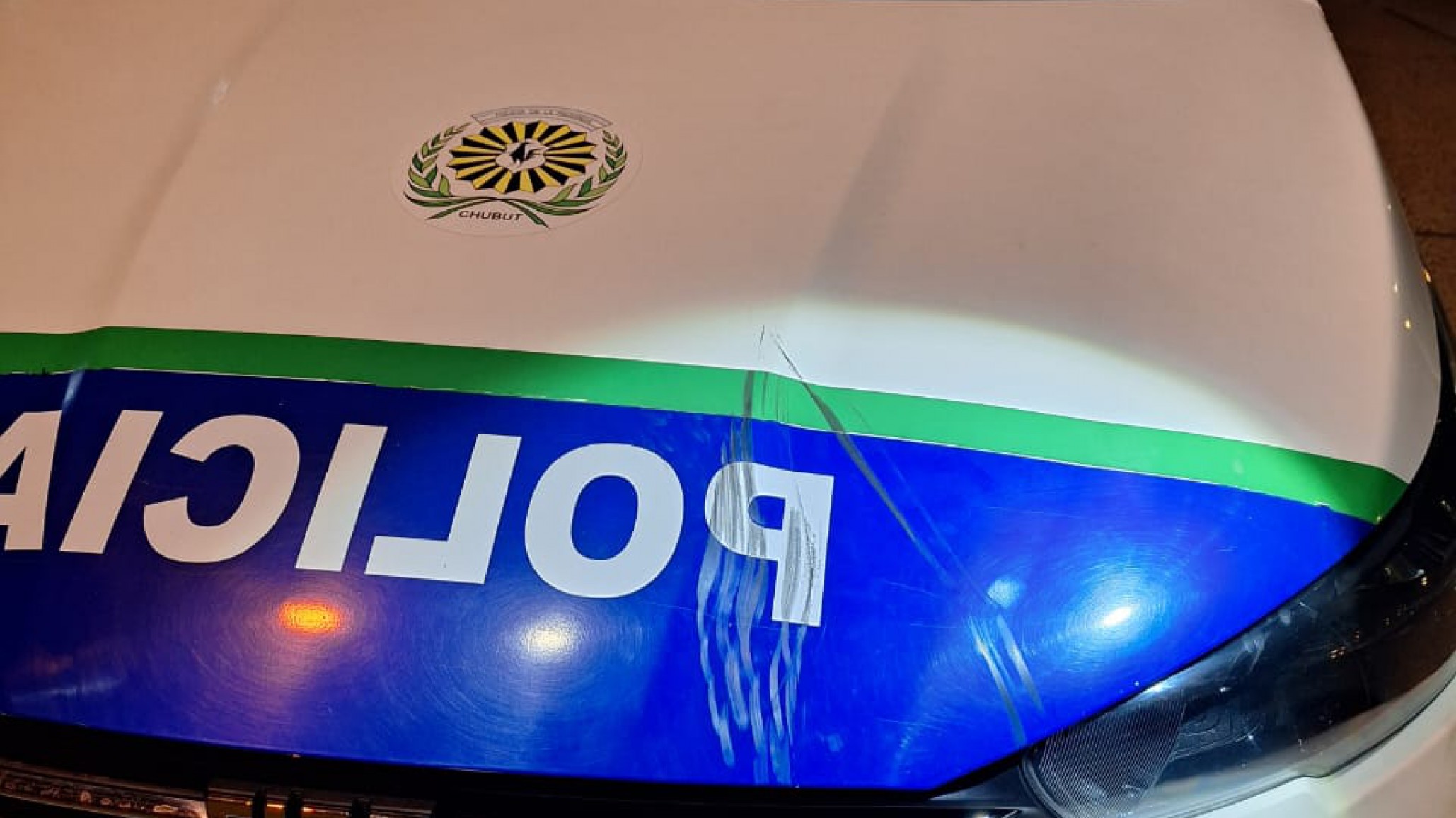 Policías fueron a detener una pelea en la vía pública, pero fueron recibidos con puños, ladrillos y maderas