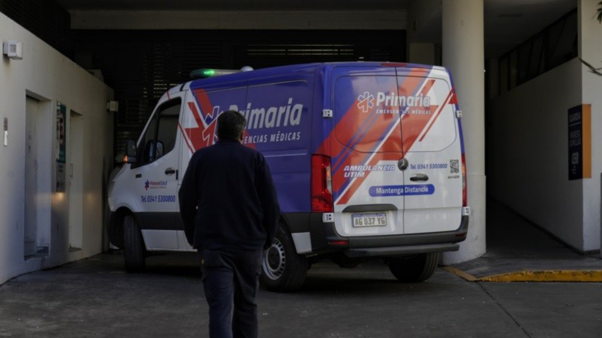 El estudiante que cayó de un sexto piso en Bariloche, está lúcido y con asistencia respiratoria tras ser trasladado