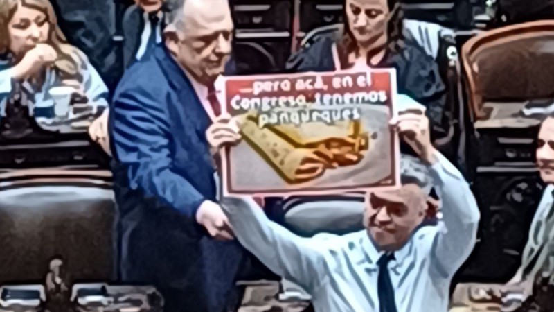 El diputado Esteban Paulón criticó los cambios de voto en el Congreso y advirtió que el gobierno se está debilitando