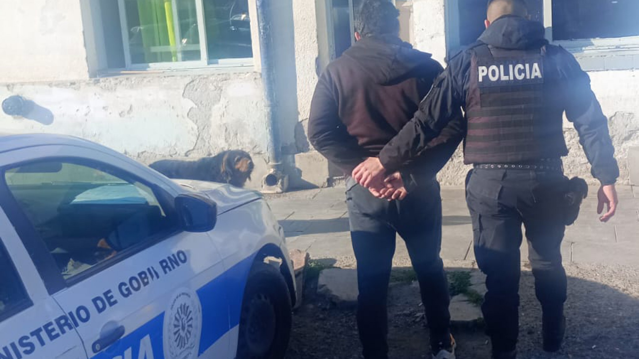 Salió a caminar por el barrio Ceferino y fue detenido por tener un pedido de captura