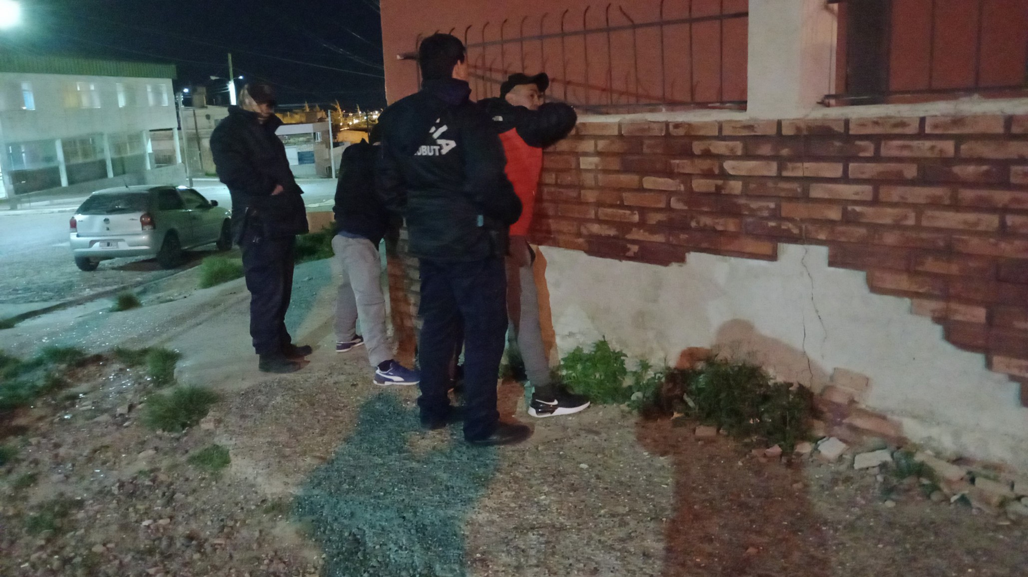 Los sorprendieron robando cubiertas y terminaron detenidos