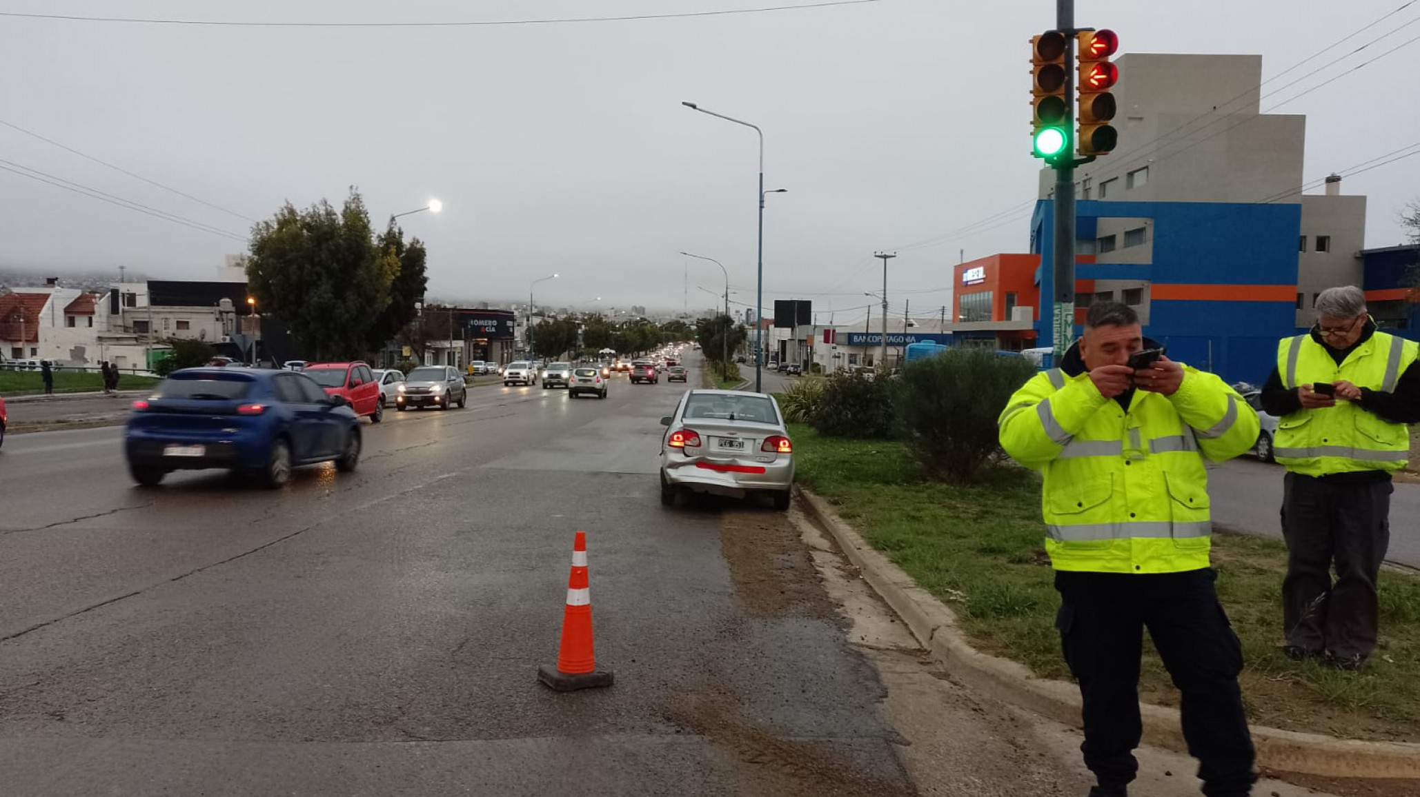 Una pasajera de un remis terminó herida tras choque en Yrigoyen y Roca