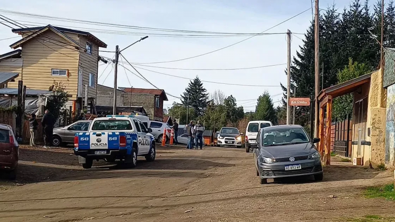 Crimen en Villa La Angostura: Joven fue hallado con un hierro clavado en el pecho en la vía pública