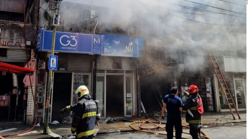 Una explosión en un cotillón provocó un incendio de grandes dimensiones: mujeres y hombres heridos